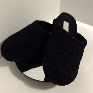 Slippers size 5 in Womens. black in color. New without tags. Steve Madden.